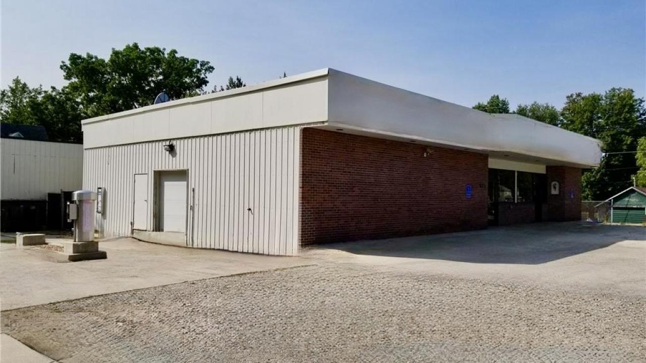 exterior of bldg on lot